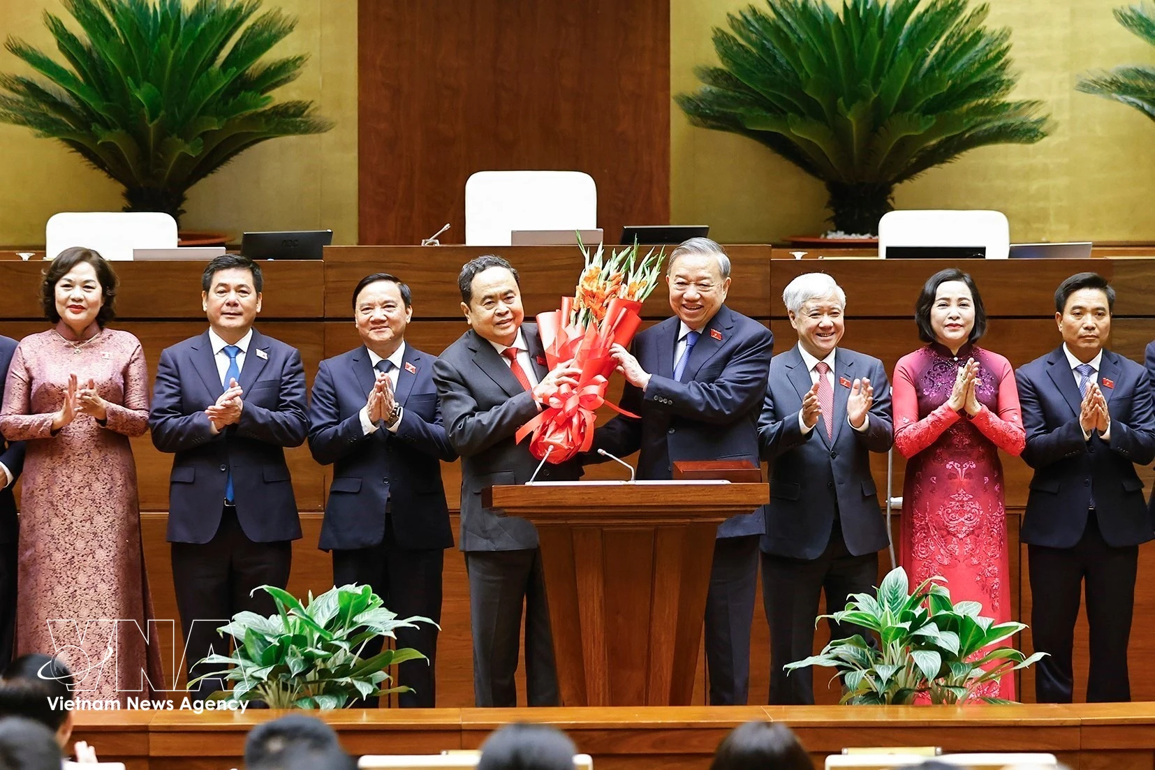 越共中央总书记苏林向第十六届国会主席陈青敏赠送鲜花表示祝贺。图自越通社