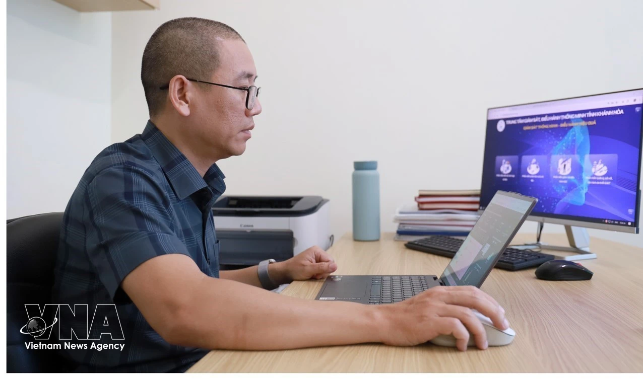 庆和省科学技术厅数字化转型中心的工程师正在执行网络安全保障任务。图自越通社