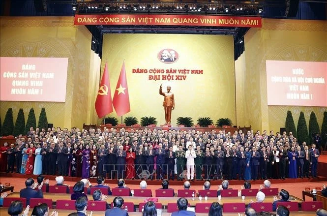 越共第十届中央委员会亮相。图自越通社
