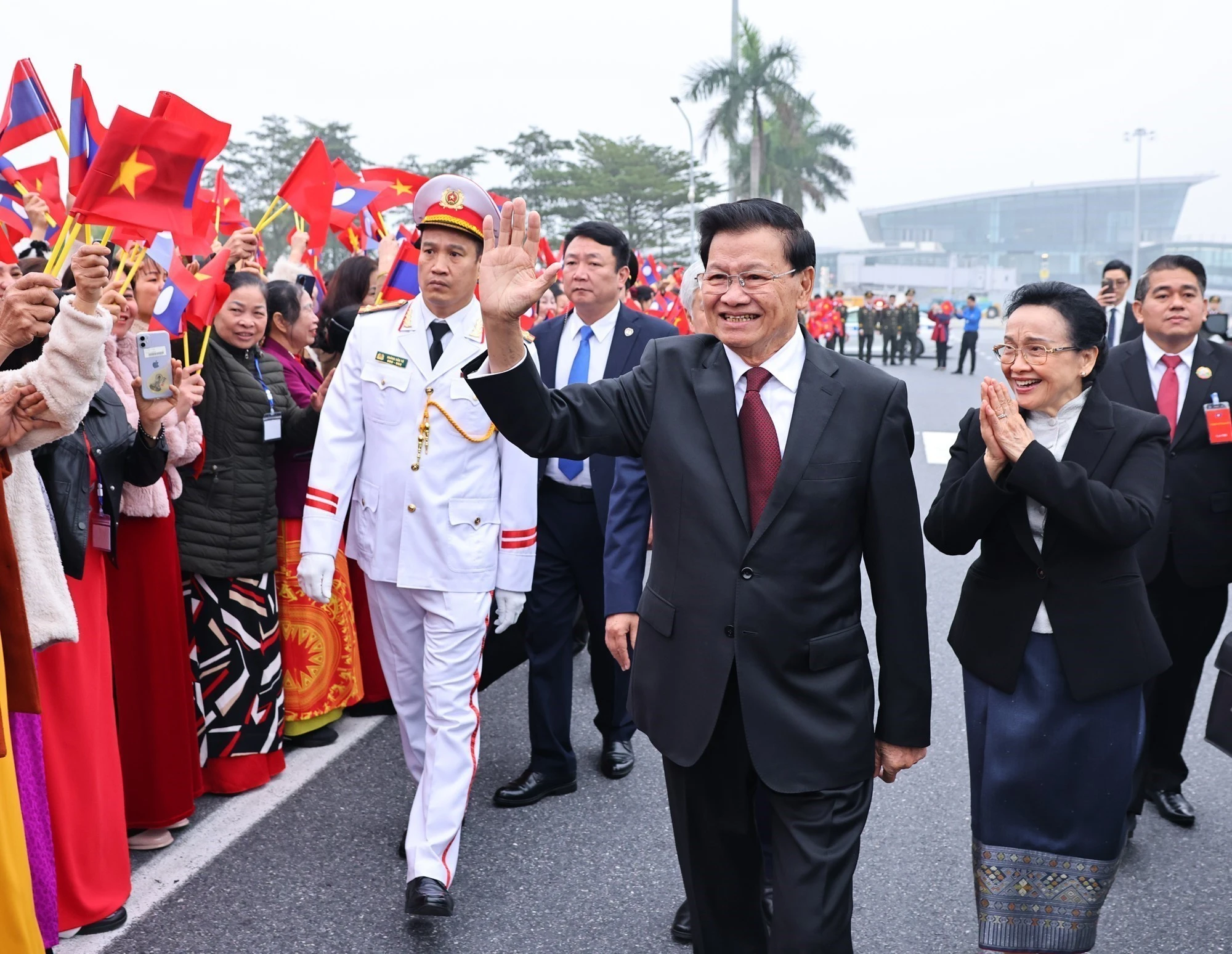 老挝人民革命党中央总书记、国家主席和夫人抵达河内 开始对越南进行国事访问。图自越通社