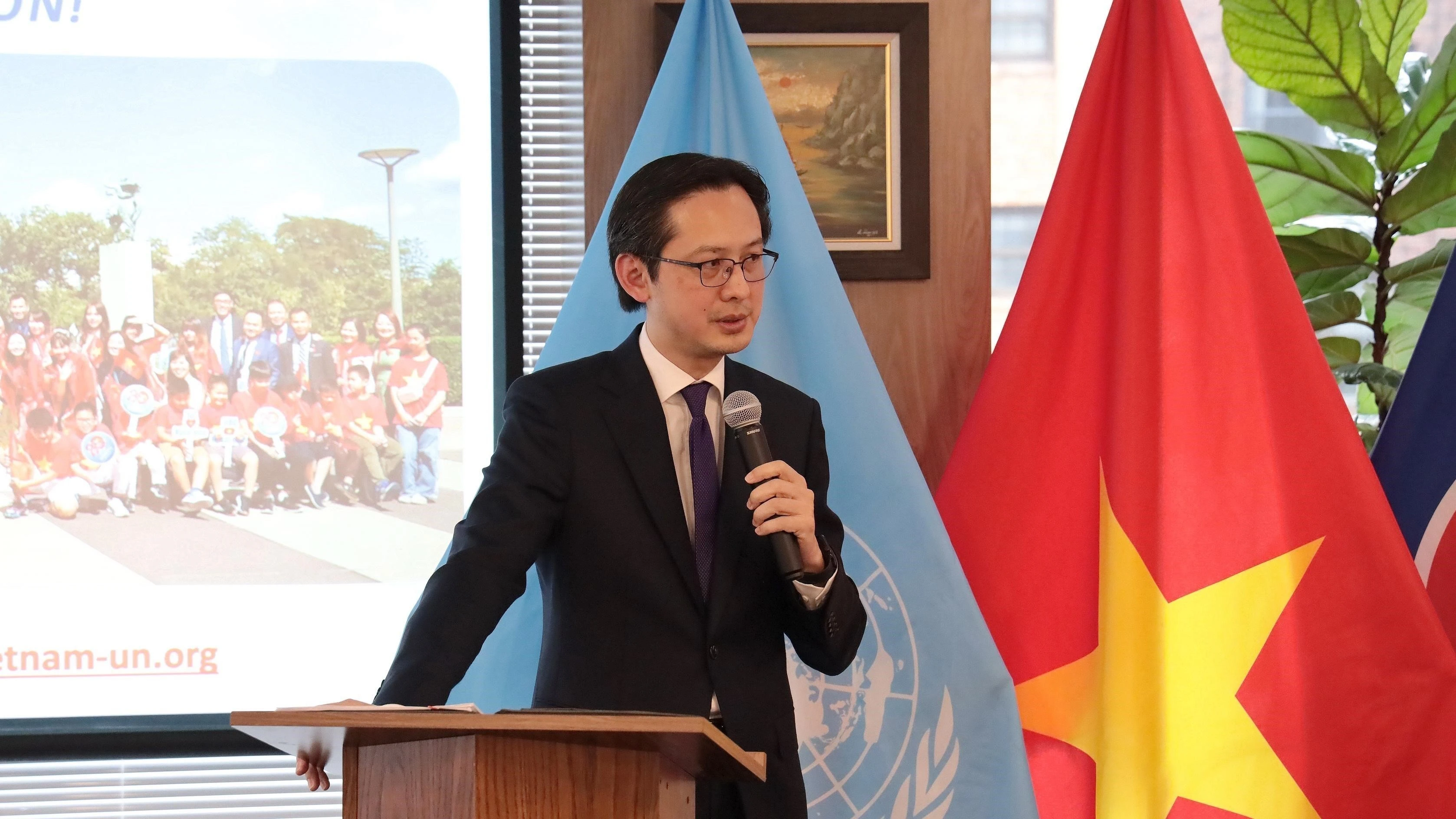 越南常驻联合国代表团团长杜雄越大使主持记者会。图自越通社