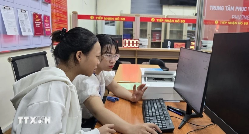 海防市富莲坊工作人员引导市民在国家公共服务门户网站提交结婚登记申请。图自越通社