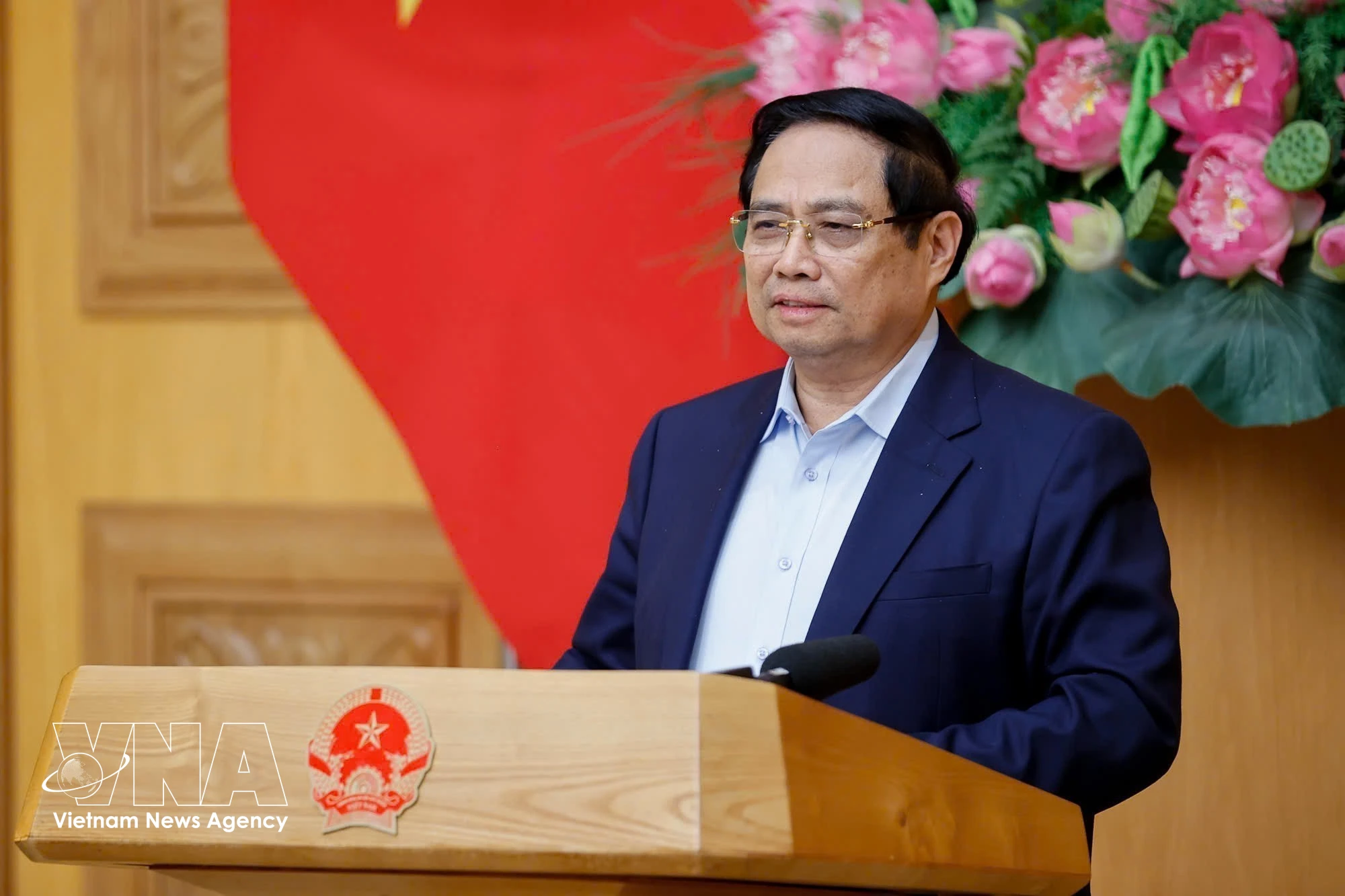 越南政府总理范明政主持召开与政策咨询委员会的工作会议。图自越通社