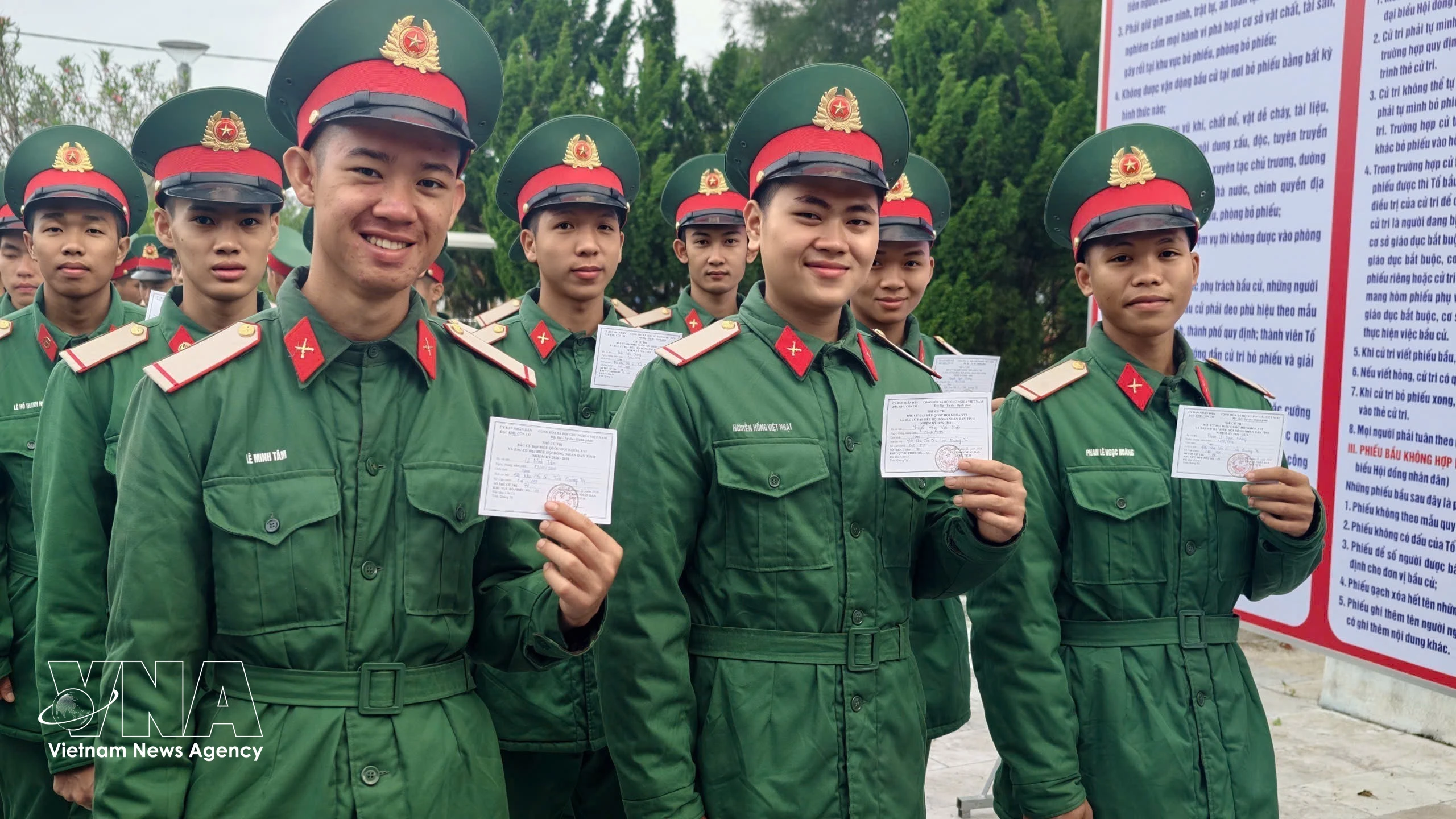 一大早，广治省草洲特区干部、战士及当地选民便踊跃参与投票。图自越通社