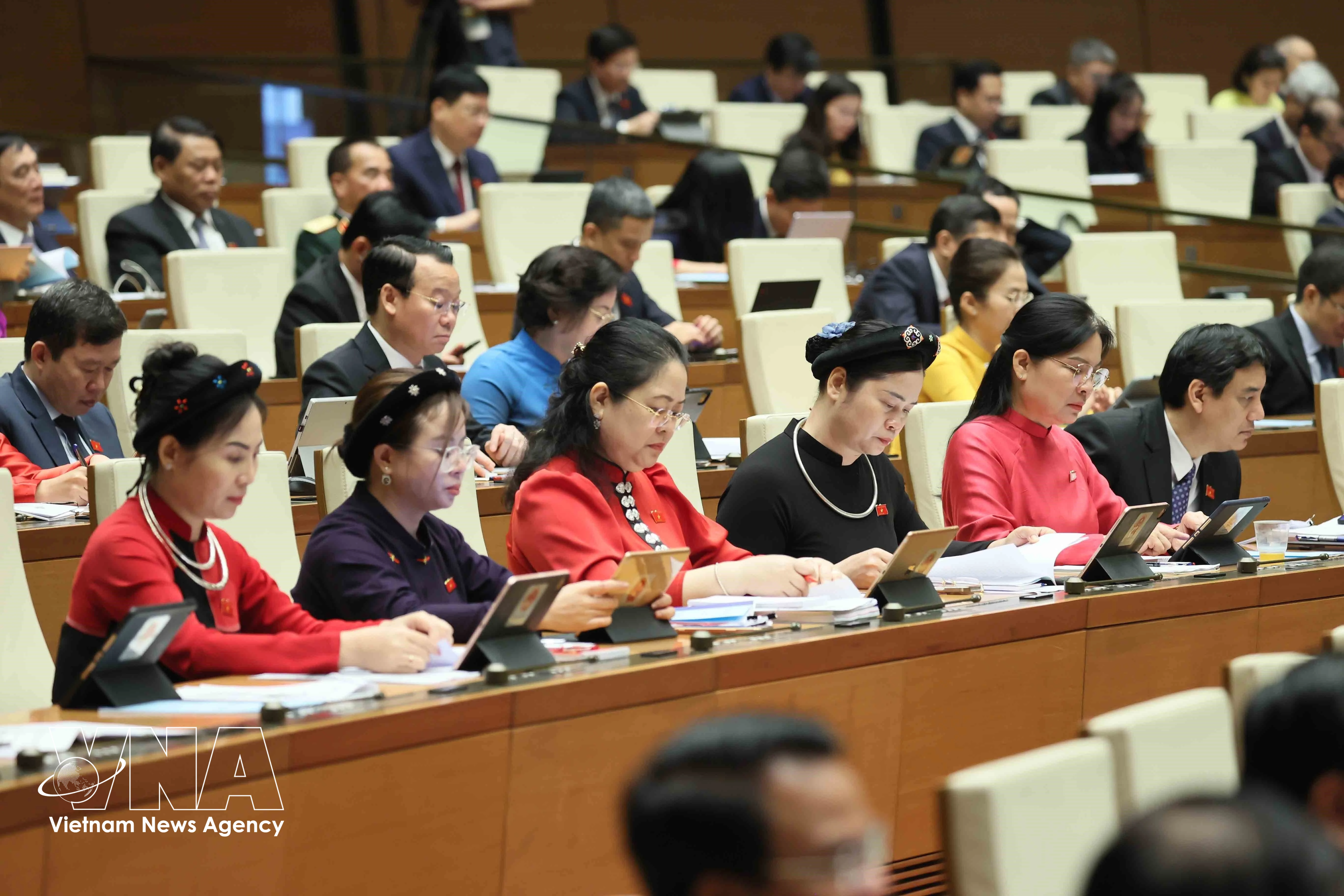 在864名第十六届国会代表候选人中，女性占比超过45%。图自越通社