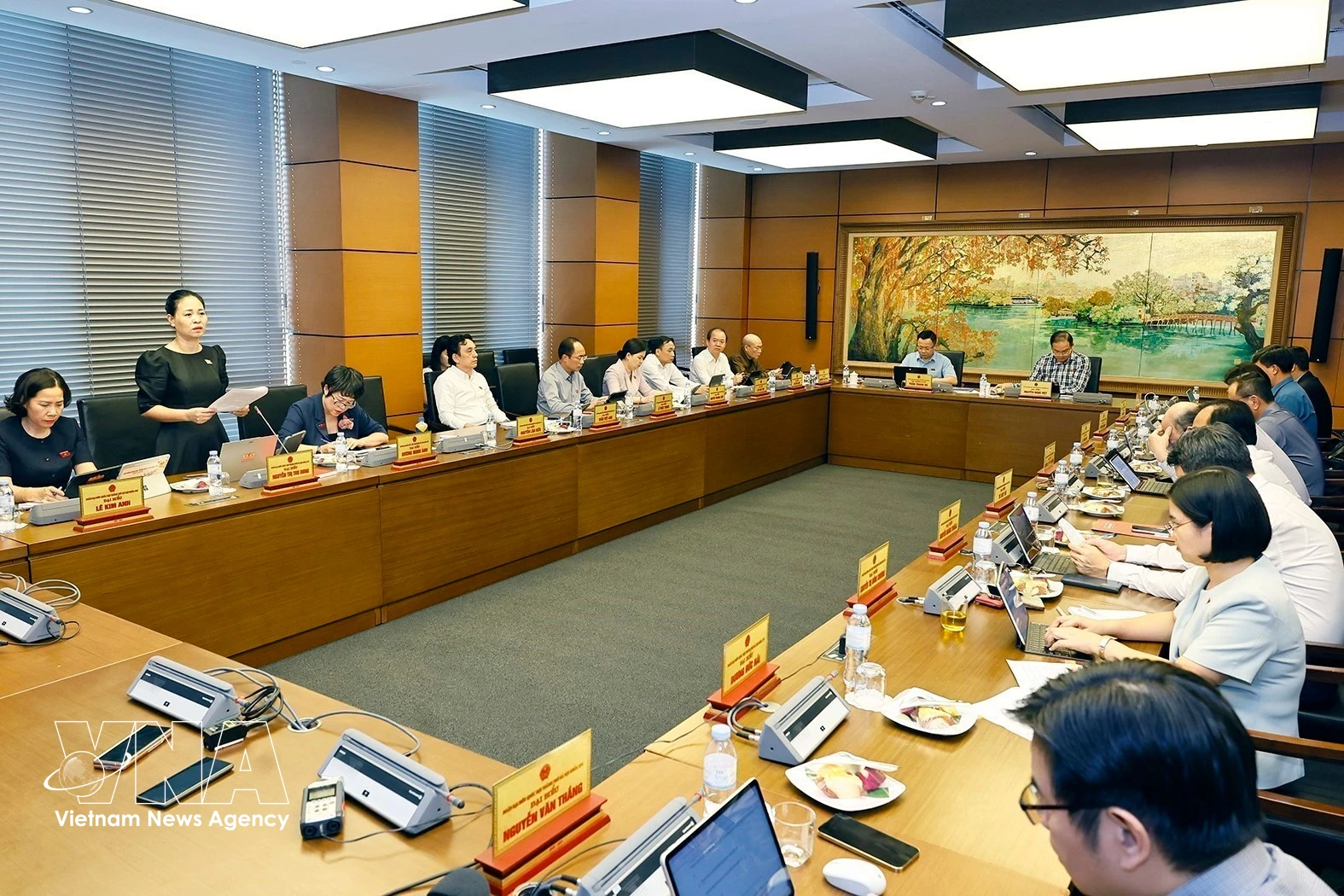 河内市国会代表团就各部法案进行讨论。图自越通社