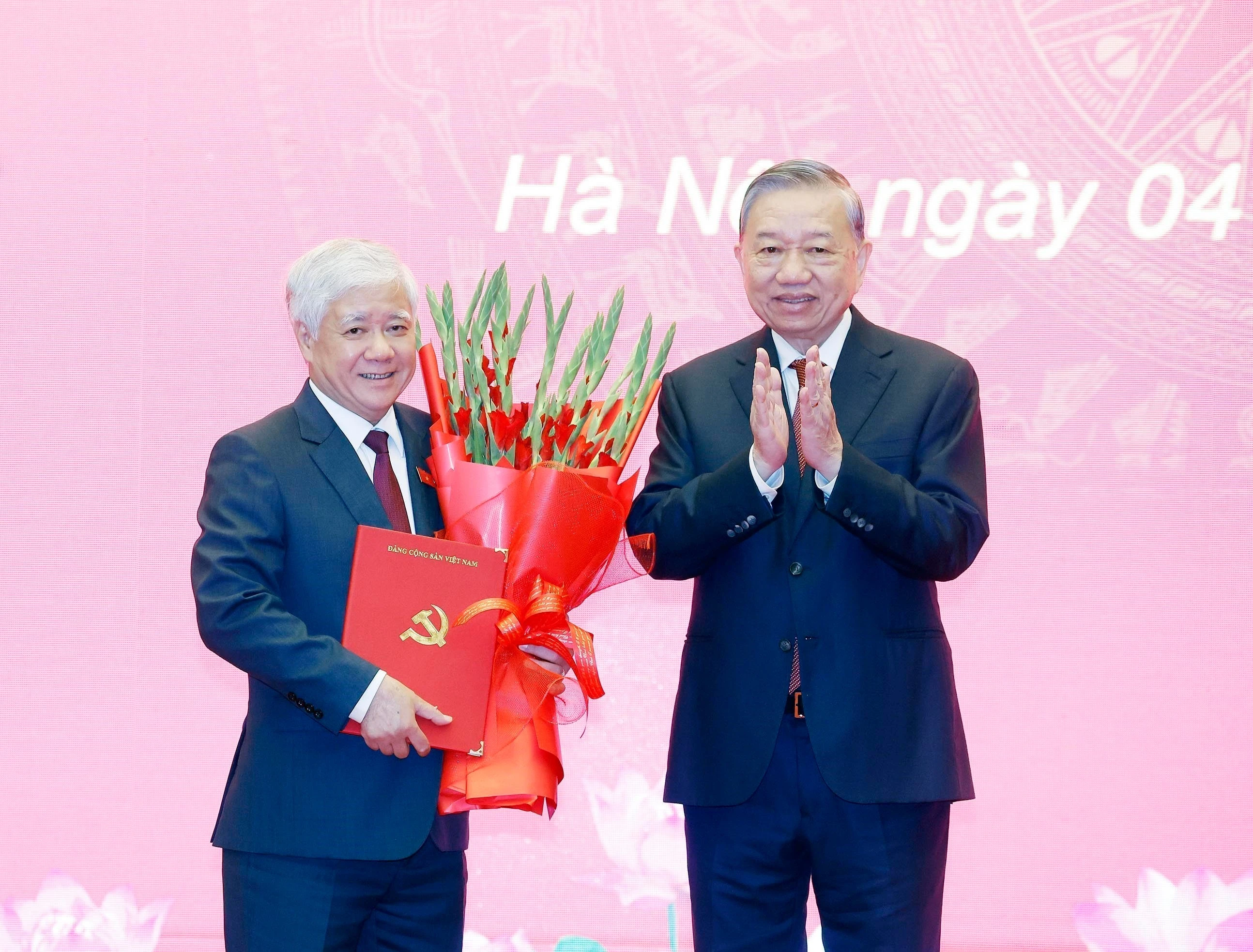 苏林总书记向杜文战同志颁发任命决定。图自越通社