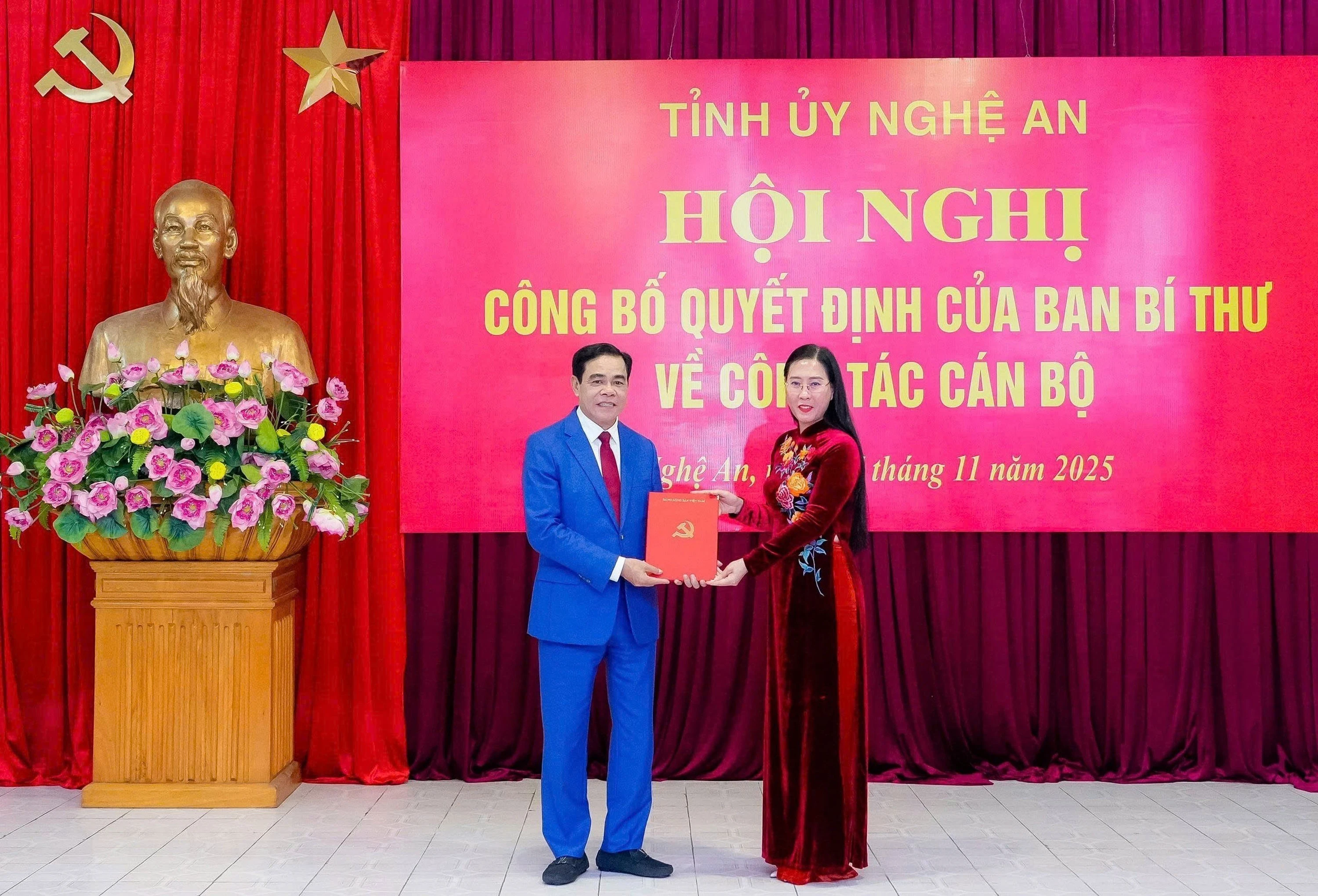 越共中央委员、中央组织部副部长裴氏琼芸向武仲海同志颁发决定。图自越通社
