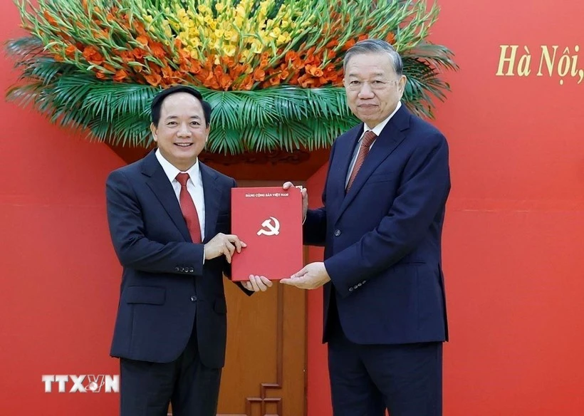 越共中央总书记苏林向郑文决同志颁发决定。图自越通社
