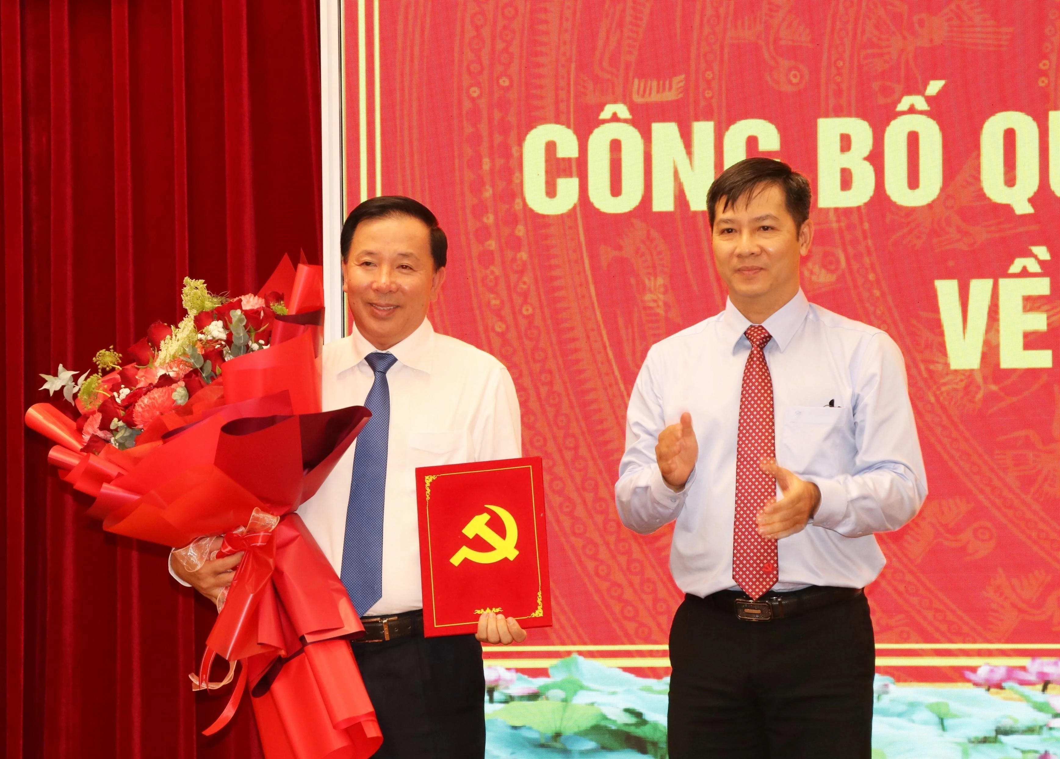 越共中央委员、中央组织部副部长阮成心向阮文幼同志颁授了越共中央书记处的决定。图自越通社