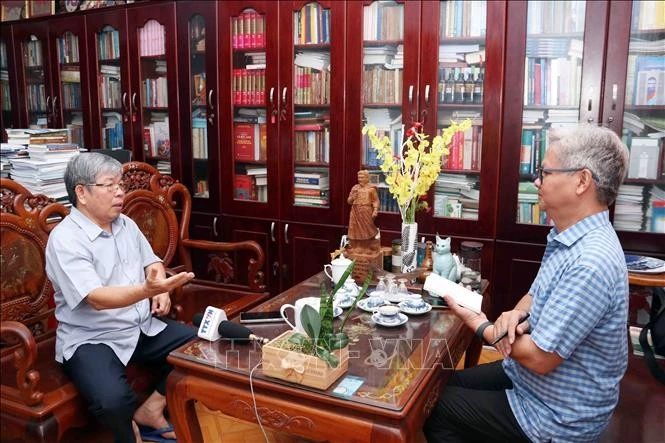 胡志明市历史科学协会副主席何明红副教授接受越通社记者的采访。图自越通社