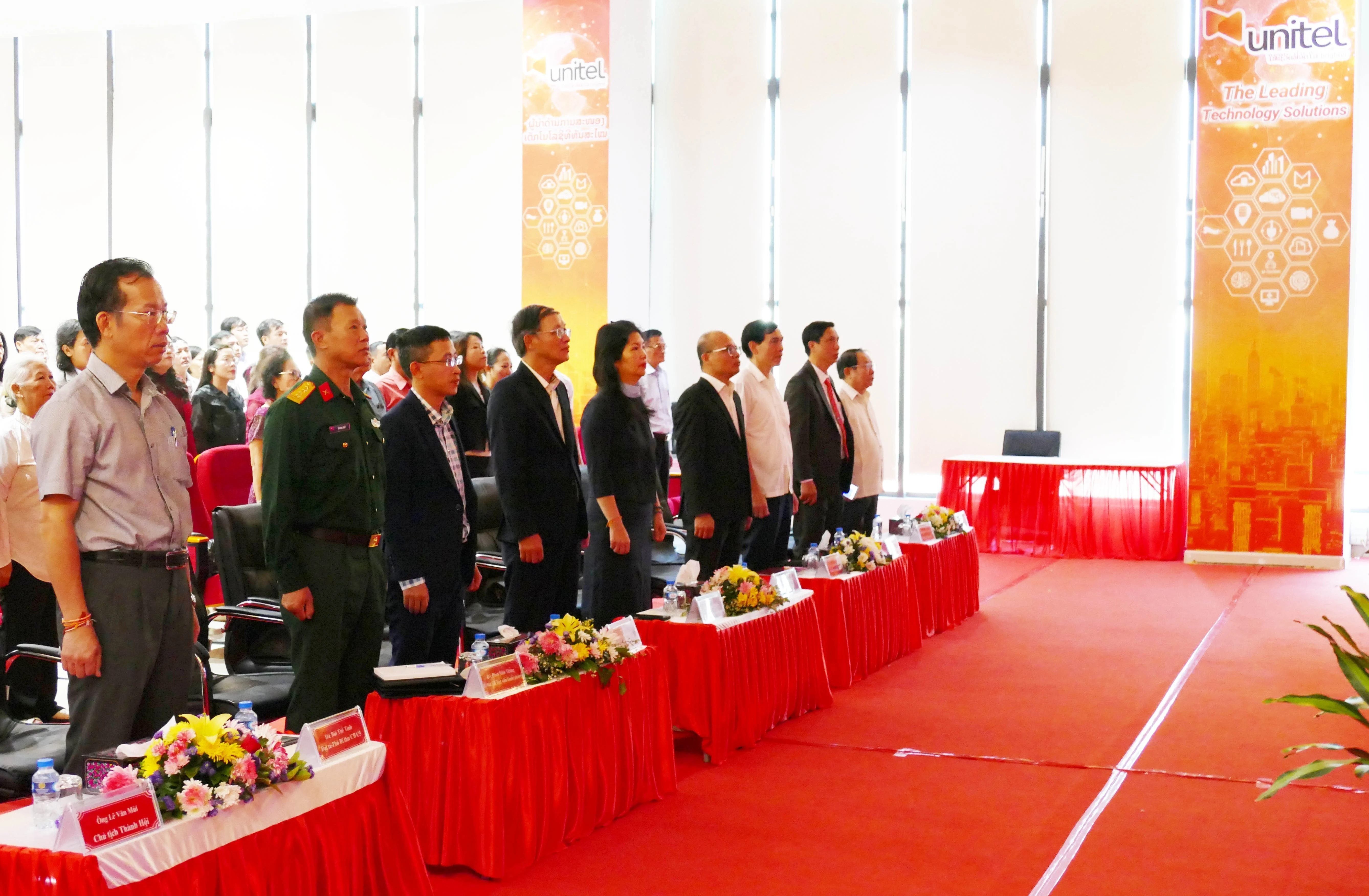 收看越共十四大开幕式的电视直播的代表们。图自越通社