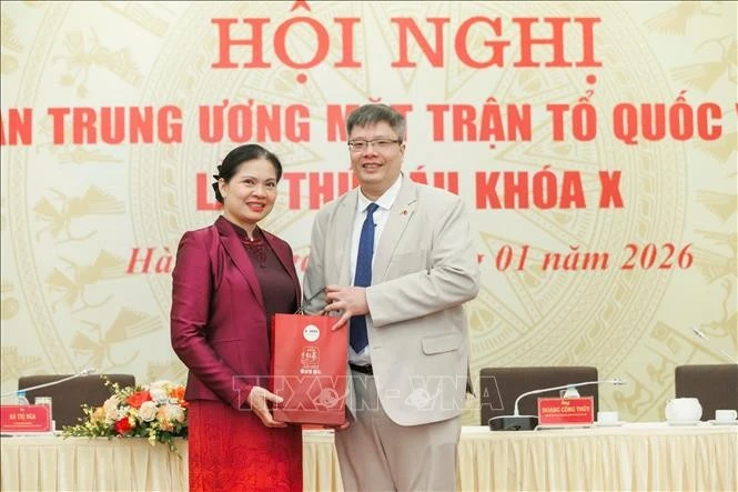 越南祖国阵线中央委员会委员、越韩企业家与投资协会主席、越韩专家与知识分子协会创始主席陈海玲（右）。图自越通社