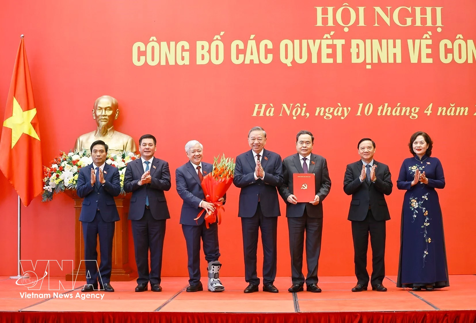 越共中央总书记、国家主席苏林向国会主席陈青敏及各位国会副主席颁发政治局关于指定2025—2030年任期国会党委会、常委会、书记、副书记的决定。图自越通社