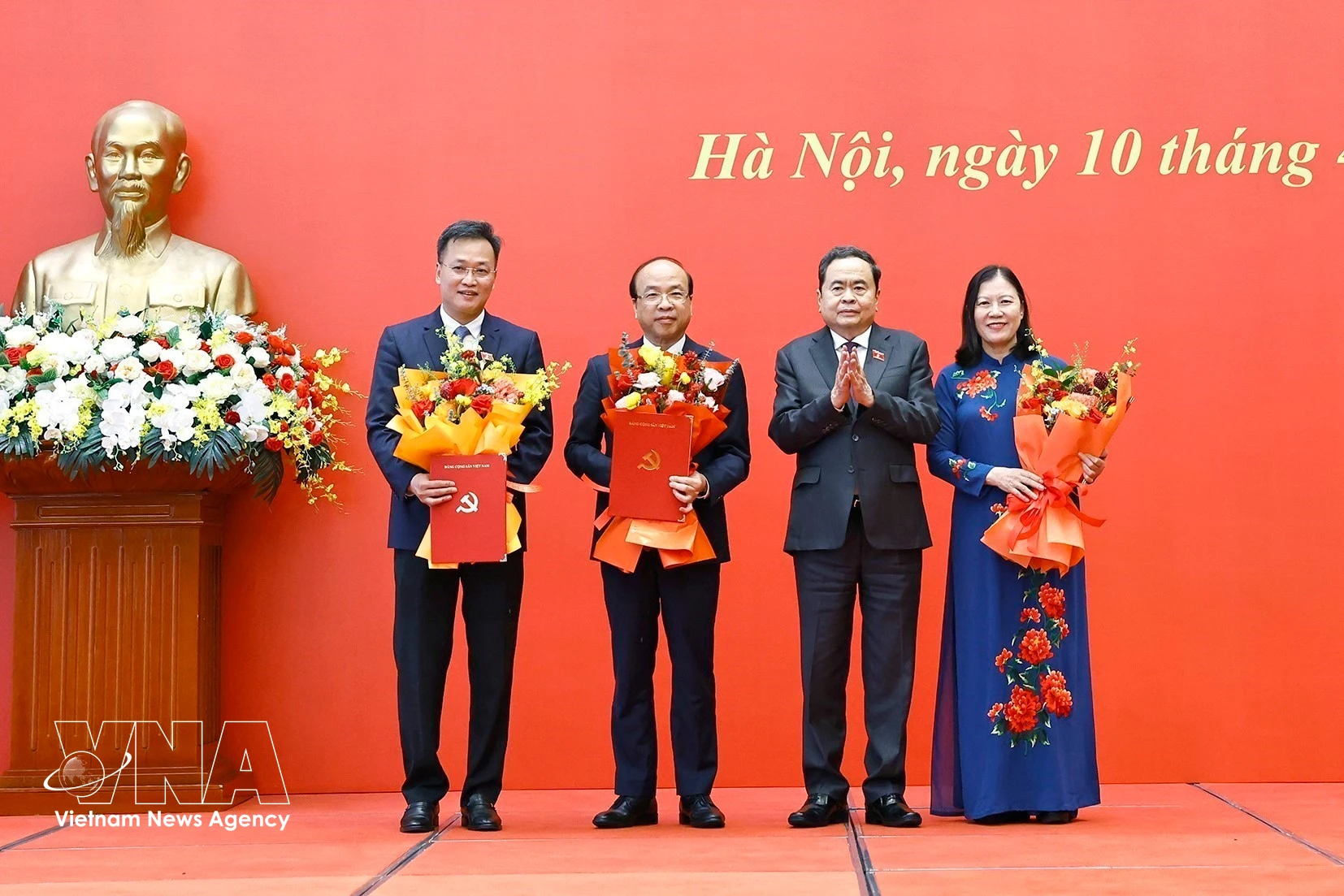 国会主席陈青敏向2025-2030年任期国会下属机构党委书记颁发决定并赠送鲜花。图自越通社