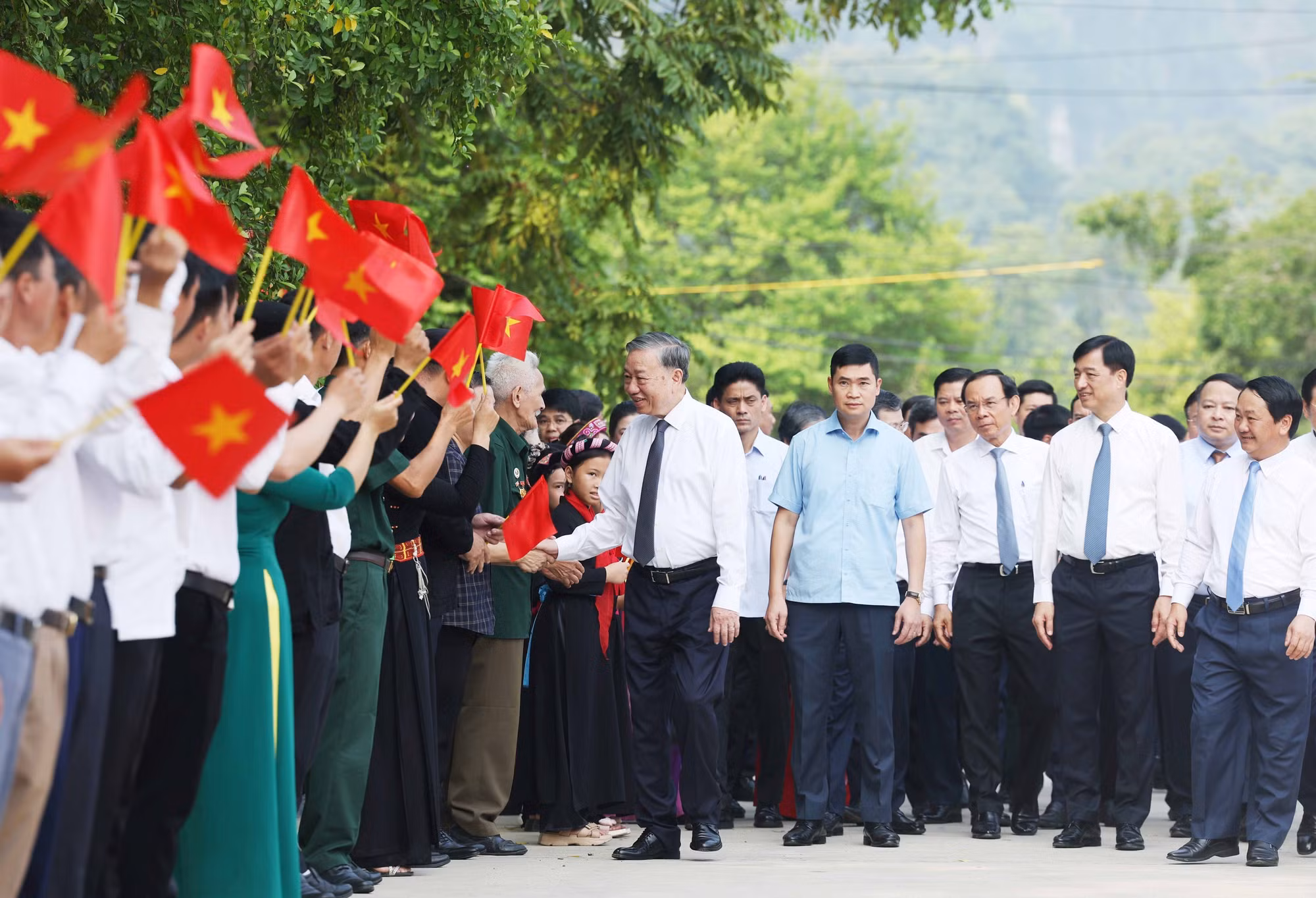 vna-potal-tong-bi-thu-du-ngay-hoi-toan-dan-bao-ve-an-ninh-to-quoc-va-khanh-thanh-tuong-dai-bac-ho-o-tan-trao-8209788.jpg