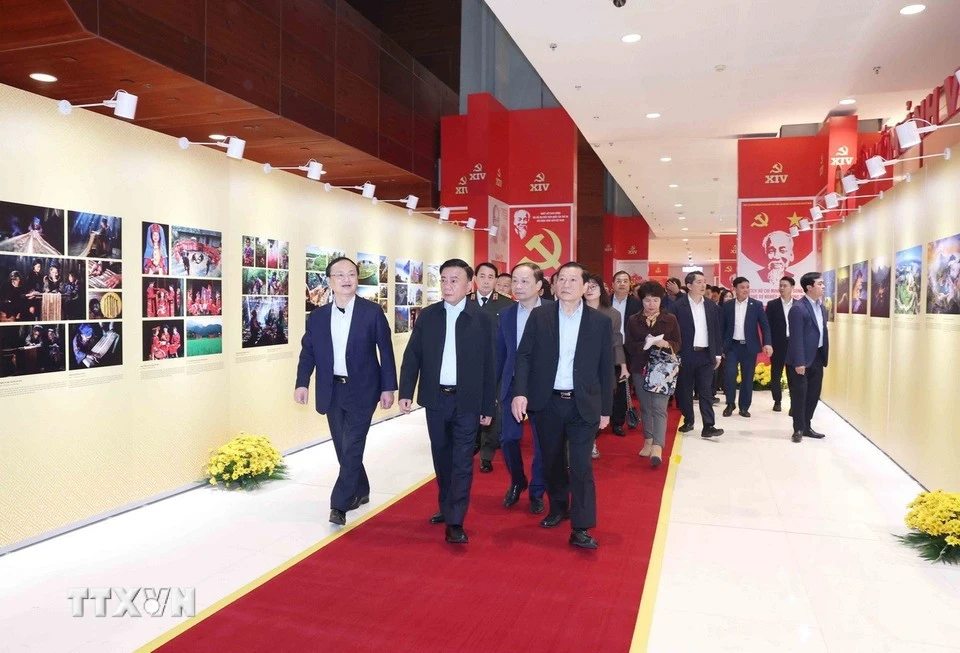 越共中央书记处常务书记陈锦秀实地检查十四大组织服务工作。图自越通社