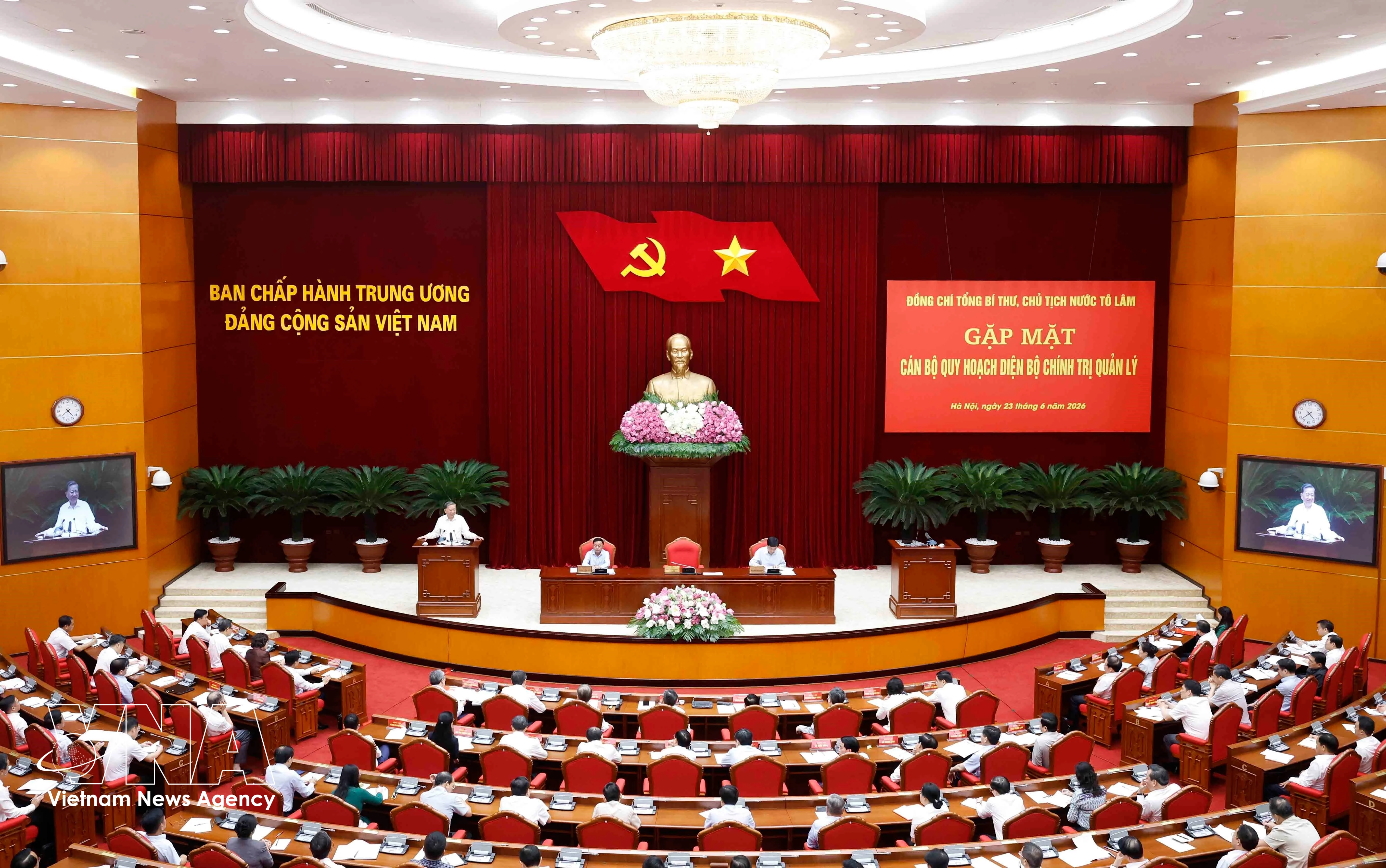 越共中央总书记、国家主席苏林在越共中央驻地会见了由政治局管理的后备干部。图自越通社