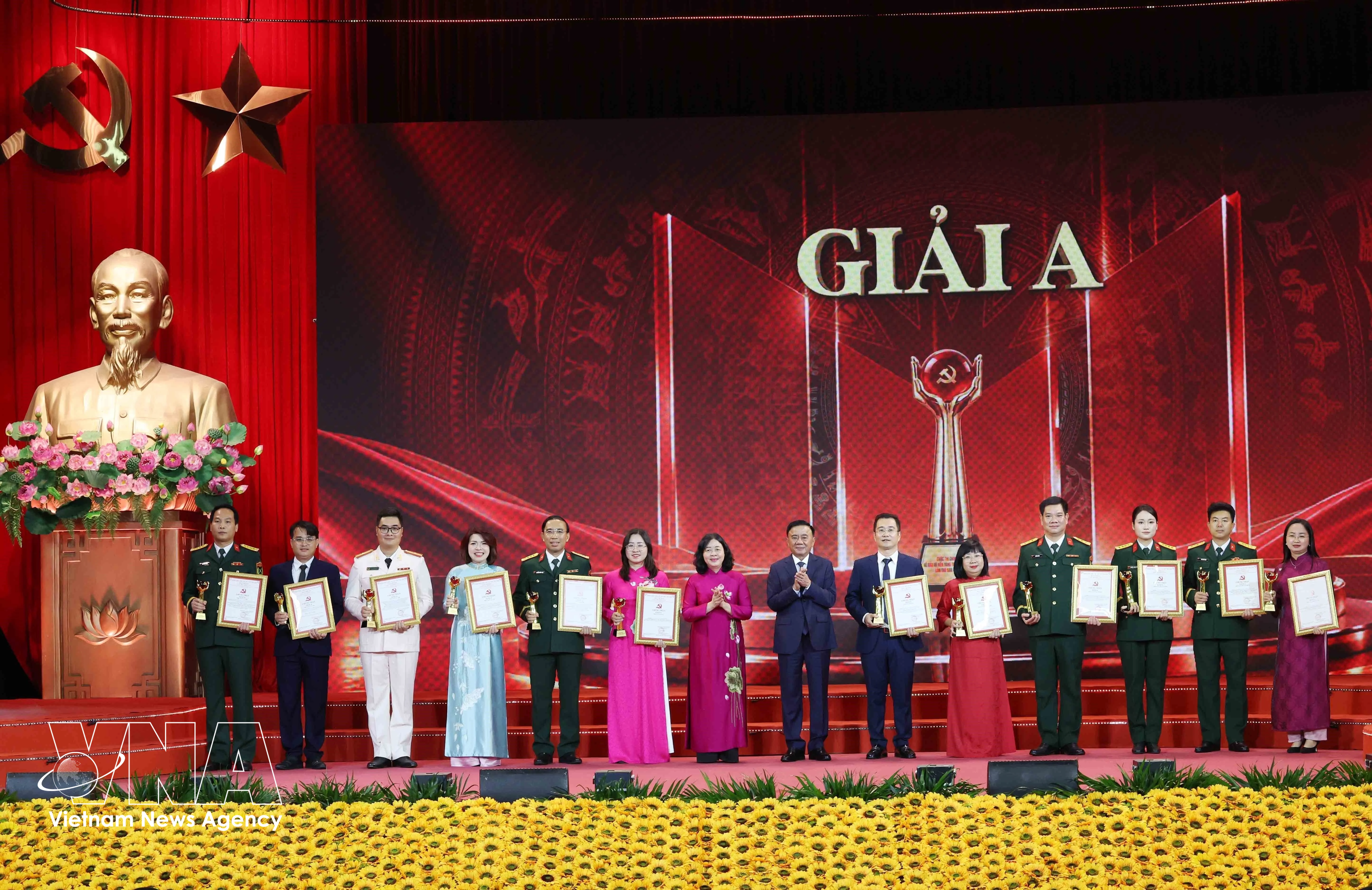 越共中央政治局委员、中央书记处常务书记、中央第35号指导委员会主任陈锦秀，越共中央政治局委员、中央书记处书记、中央祖国阵线及各群众团体党委书记、越南祖国阵线中央委员会主席裴氏明怀向一等奖获得者颁奖。图：越通社