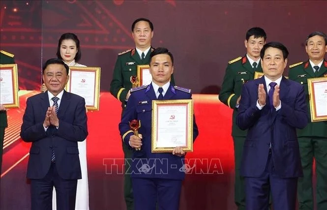 越共中央政治局委员、国家主席梁强与中央政治局委员、中央书记处常务书记、中央35号指导委员会主任陈锦秀向获奖者颁奖。图自越通社