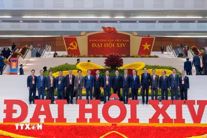 越南驻法国大使郑德海与出席越共十四大代表合影。图自越通社