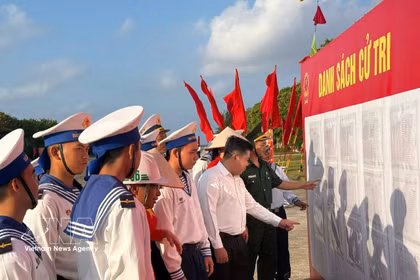 长沙岛选民查询候选人的信息。图自越通社