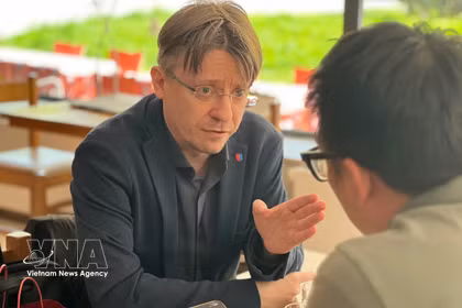 瑞士共产党总书记马西米利亚诺·阿伊接受越通社驻瑞士采访。图自越通社