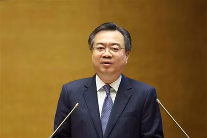 越共中央委员、中央书记处书记、中央政策战略部部长阮青毅在会上作报告。图自越通社