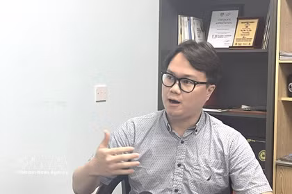 东南亚历史与国防研究学者恩佐沈鸿俊接受越通社记者采访。图自越通社