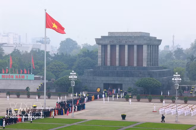 第十六届国会第一次会议召开之前，党和国家领导前往胡志明主席陵墓敬献花圈