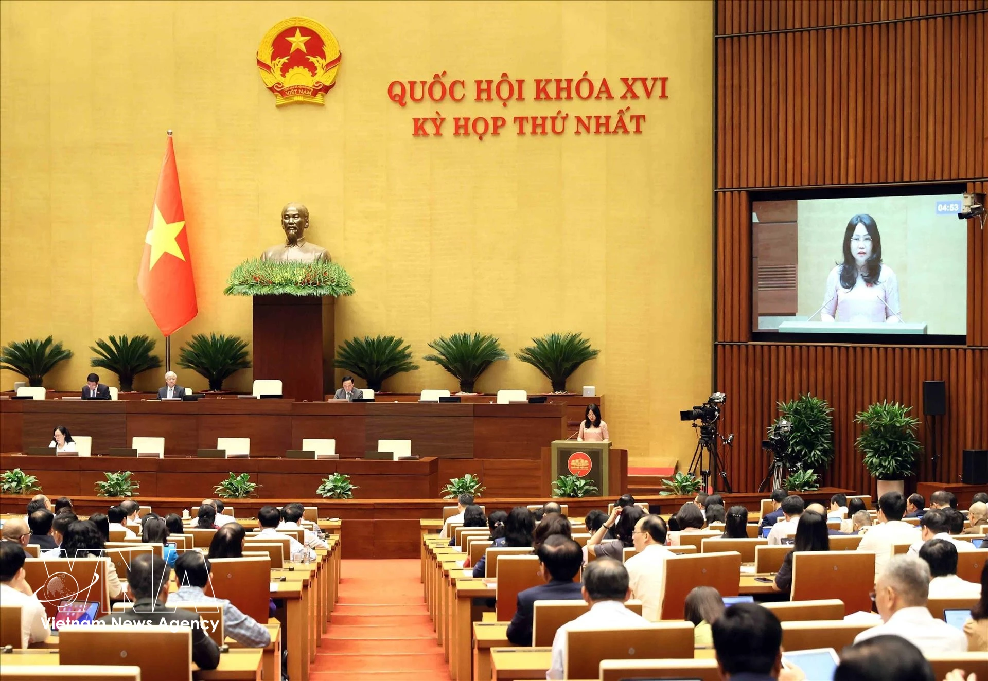 国会文化、体育与旅游部部长林氏芳清在国会第一次会议上作有关国会关于越南文化发展的决议草案的报告。图自越通社