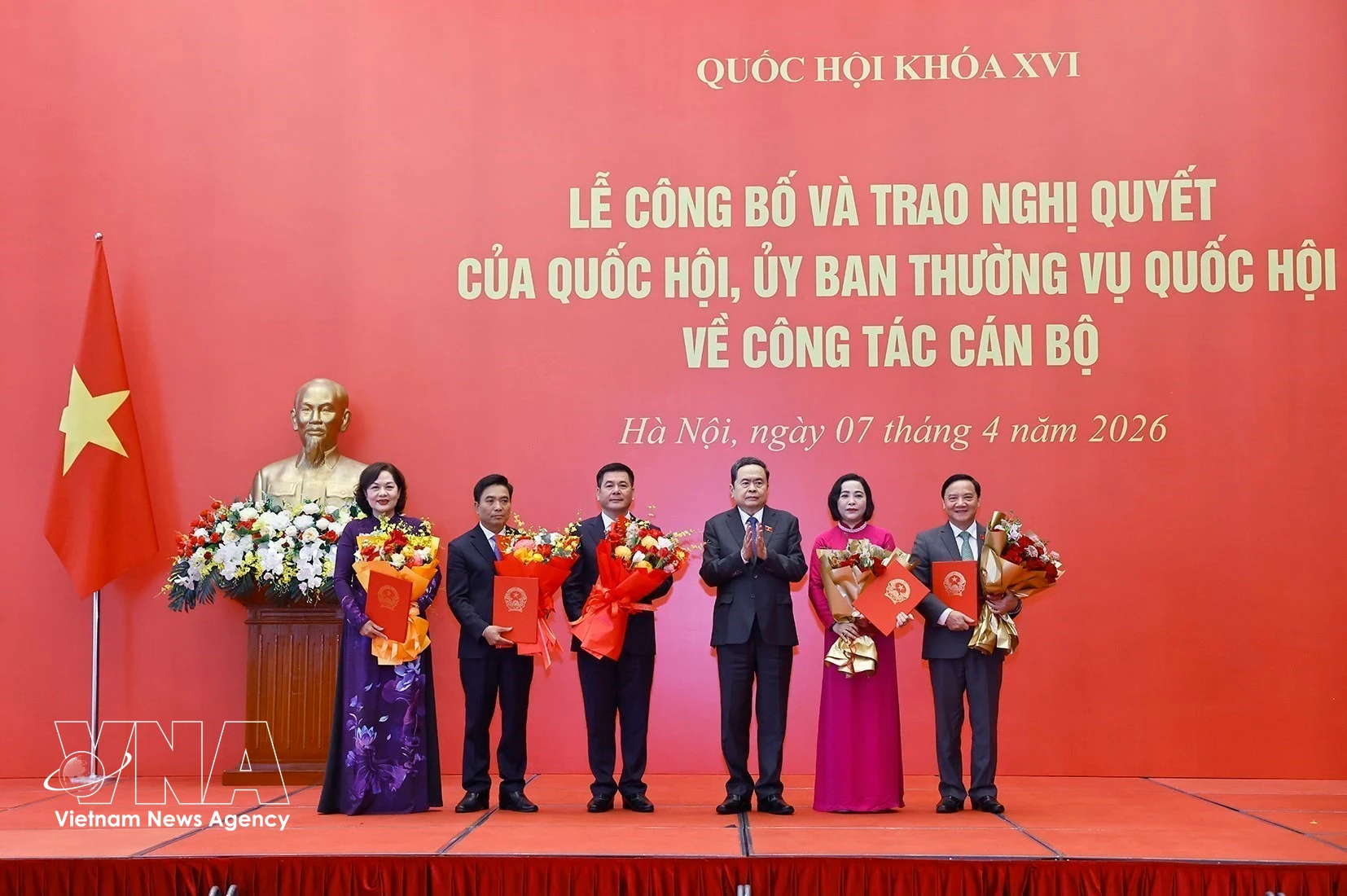 国会主席陈青敏向各位国会副主席授予任命决议。图自越通社