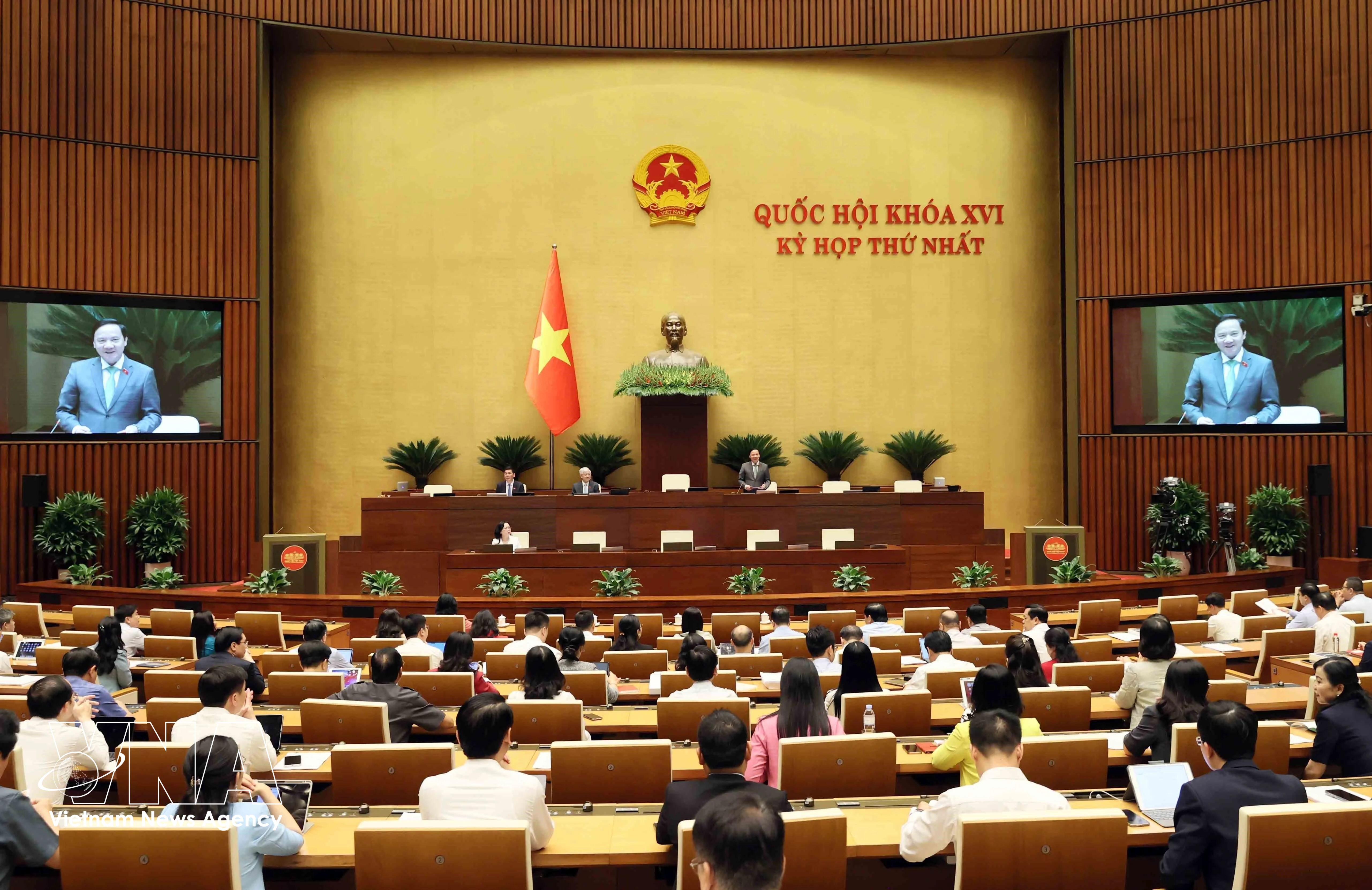 国会副主席阮克定主持会议。图自越通社