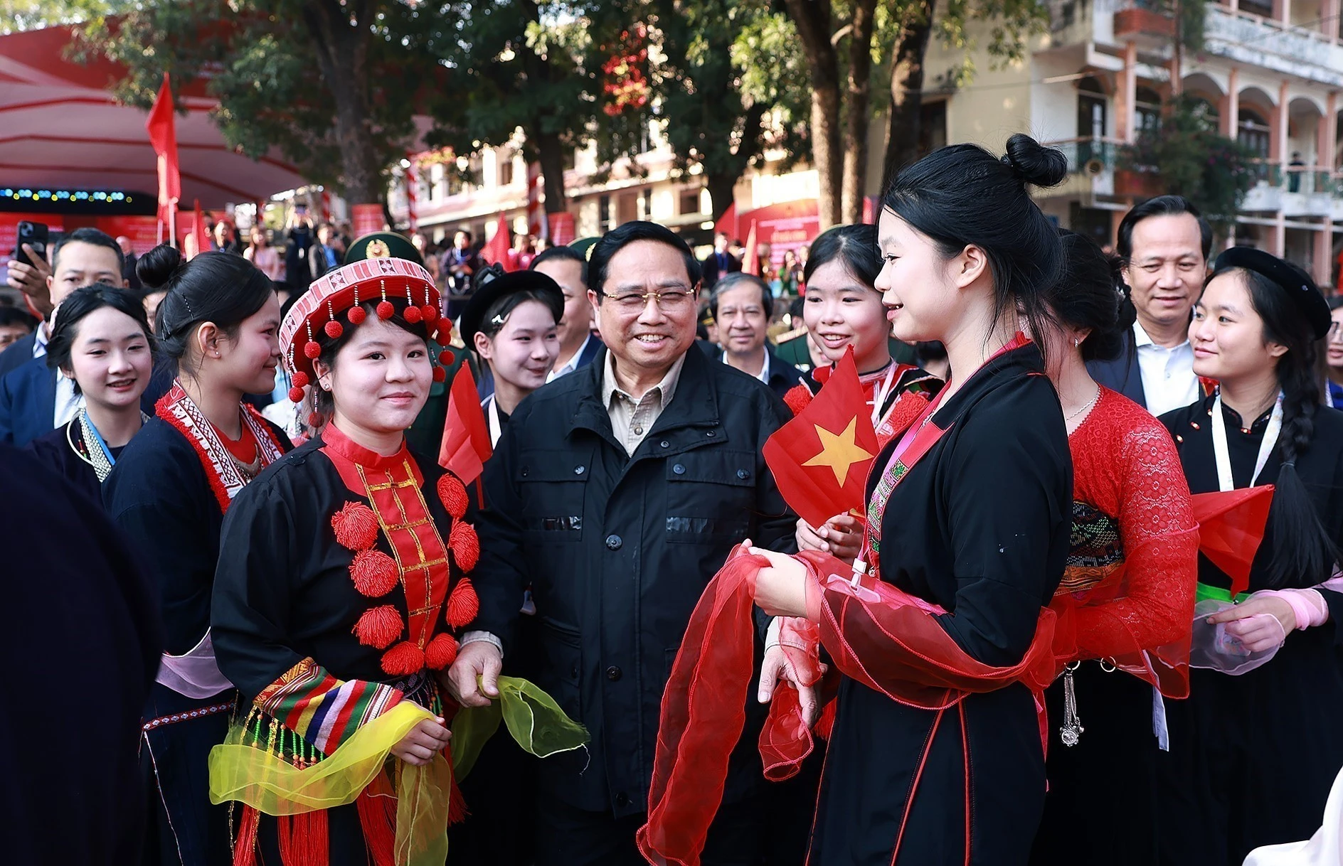 越南政府总理范明政与太原省越北山区高中学校学生。图自越通社