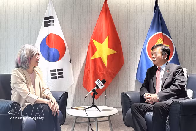 越南驻韩国大使武胡接受越通社记者采访。图自越通社
