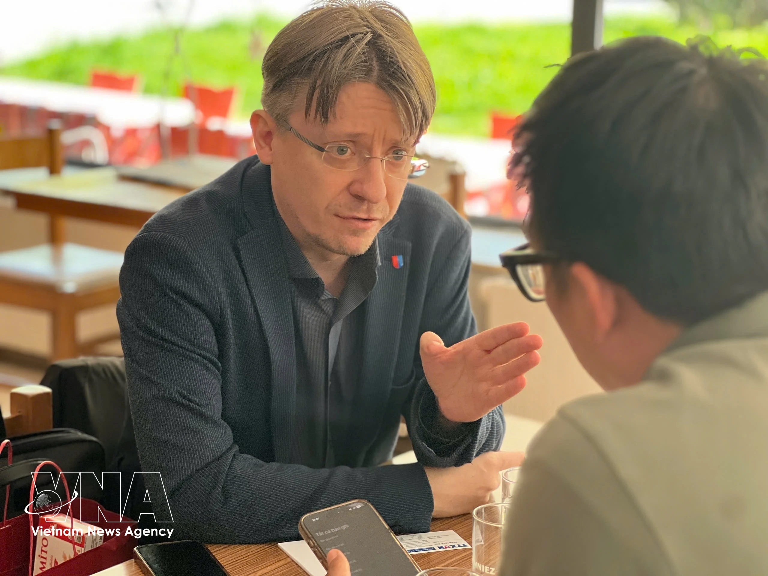 瑞士共产党总书记马西米利亚诺·阿伊接受越通社驻瑞士采访。图自越通社