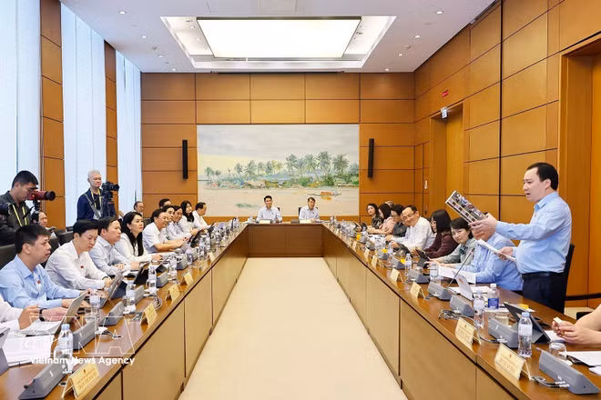 国会代表分组讨论《〈儿童法〉、〈残疾人法〉、〈诊疗法〉、〈药品法〉、〈老年人法〉和〈医疗保险法〉若干条款修改与补充法》草案。图自越通社