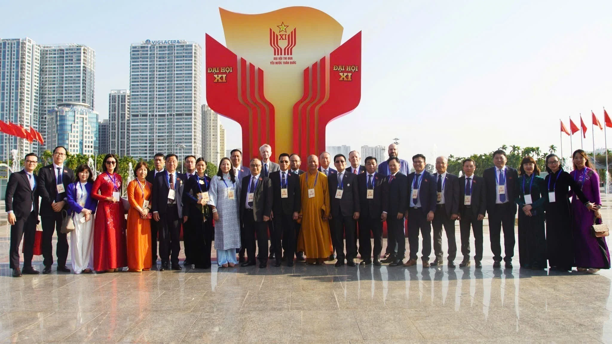 出席第十一届全国爱国竞赛表彰大会的代表合影。图自越通社