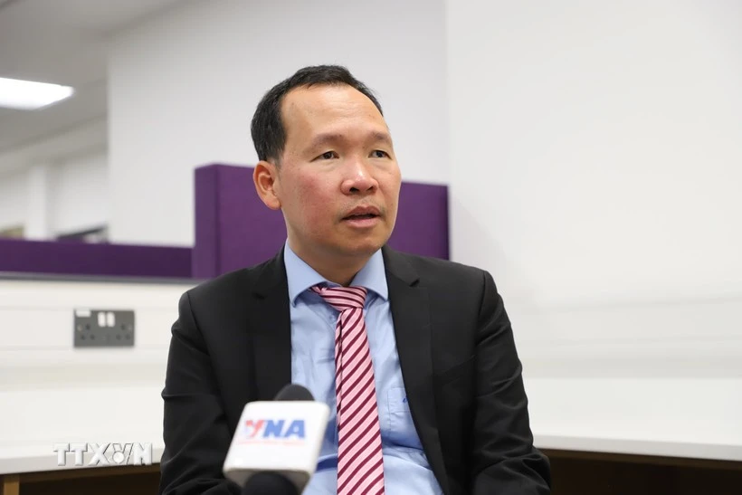 英国德蒙福特大学副教授梁俊英接受越通社记者的采访。图自越通社