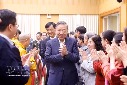 越共中央总书记苏林在河内出席选民见面会。图自越通社