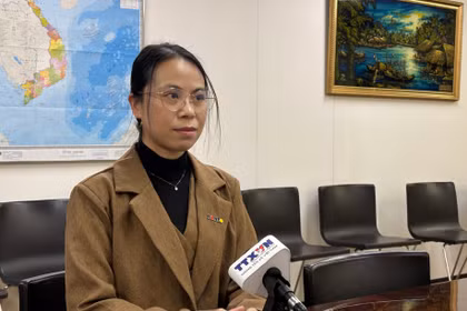 日本越南人联合会秘书长杜氏明芳接受越通社驻日本记者报道。图自越通社