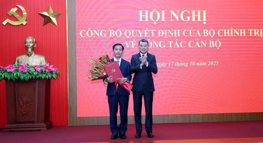 中央组织部长黎明兴向阮文方同志颁发决定。图自越通社