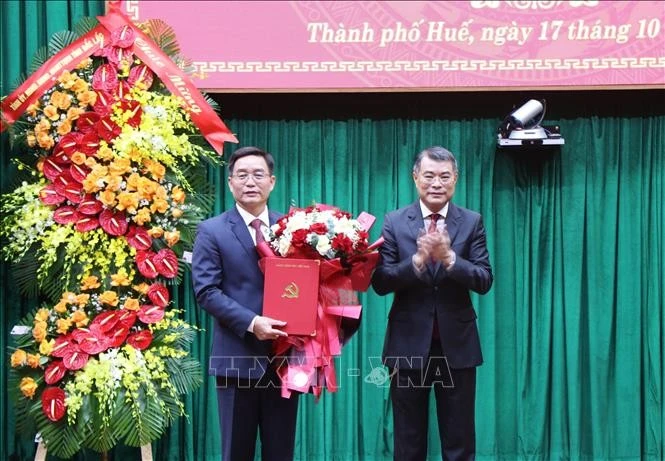 中央组织部部长黎明兴向阮廷忠同志颁发决定。图自越通社
