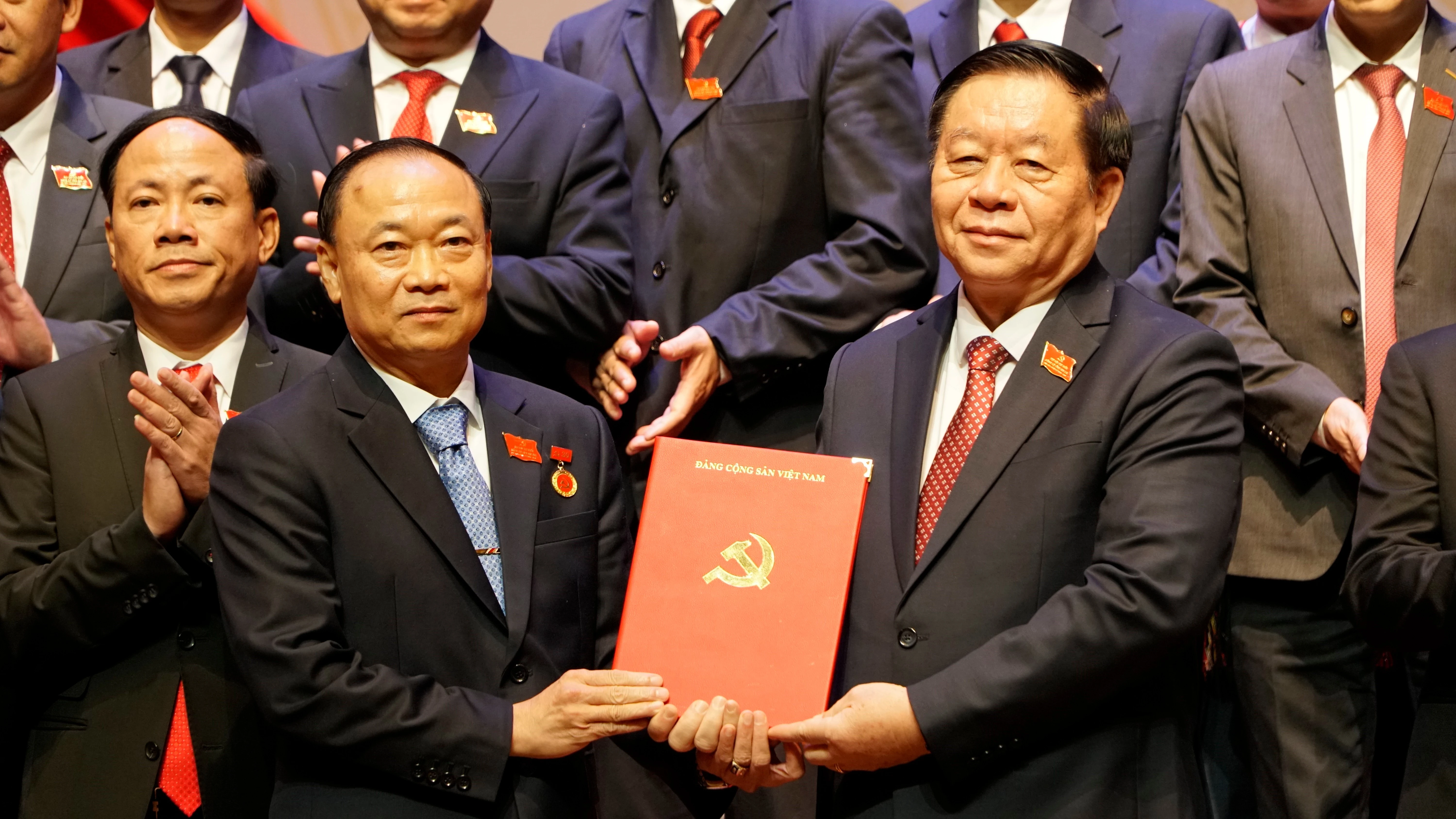 中央宣传与群众工作部部长阮仲义向蔡大玉同志授予决定。图自越通社