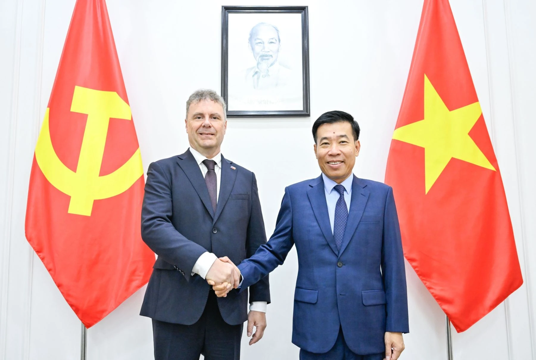 越共中央委员、越南外交部党委常务副书记、外交部副部长阮孟强与捷克和摩拉维亚共产党（KSCM）主席罗曼·劳恩（Roman Roun）举行会谈。外交部供图